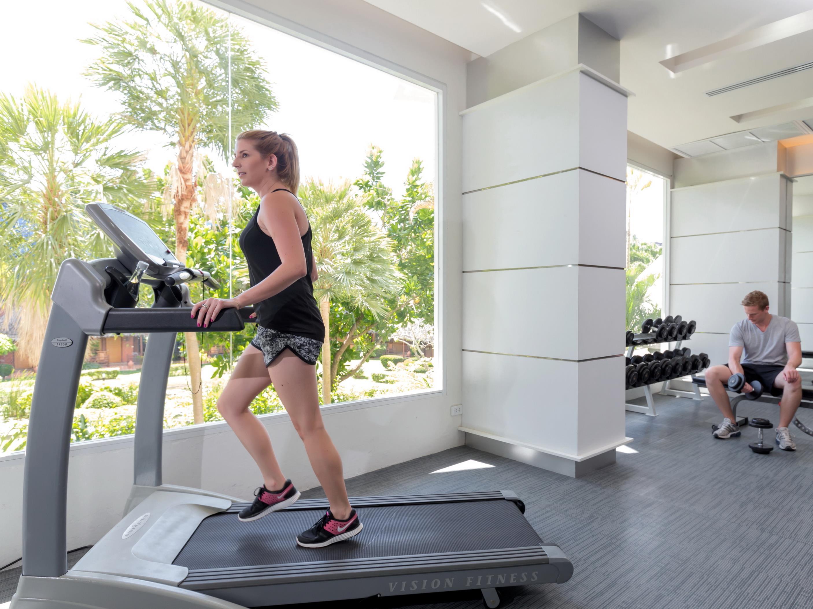 Andaman Embrace Patong, Phuket Hotel Exterior foto A woman on a treadmill