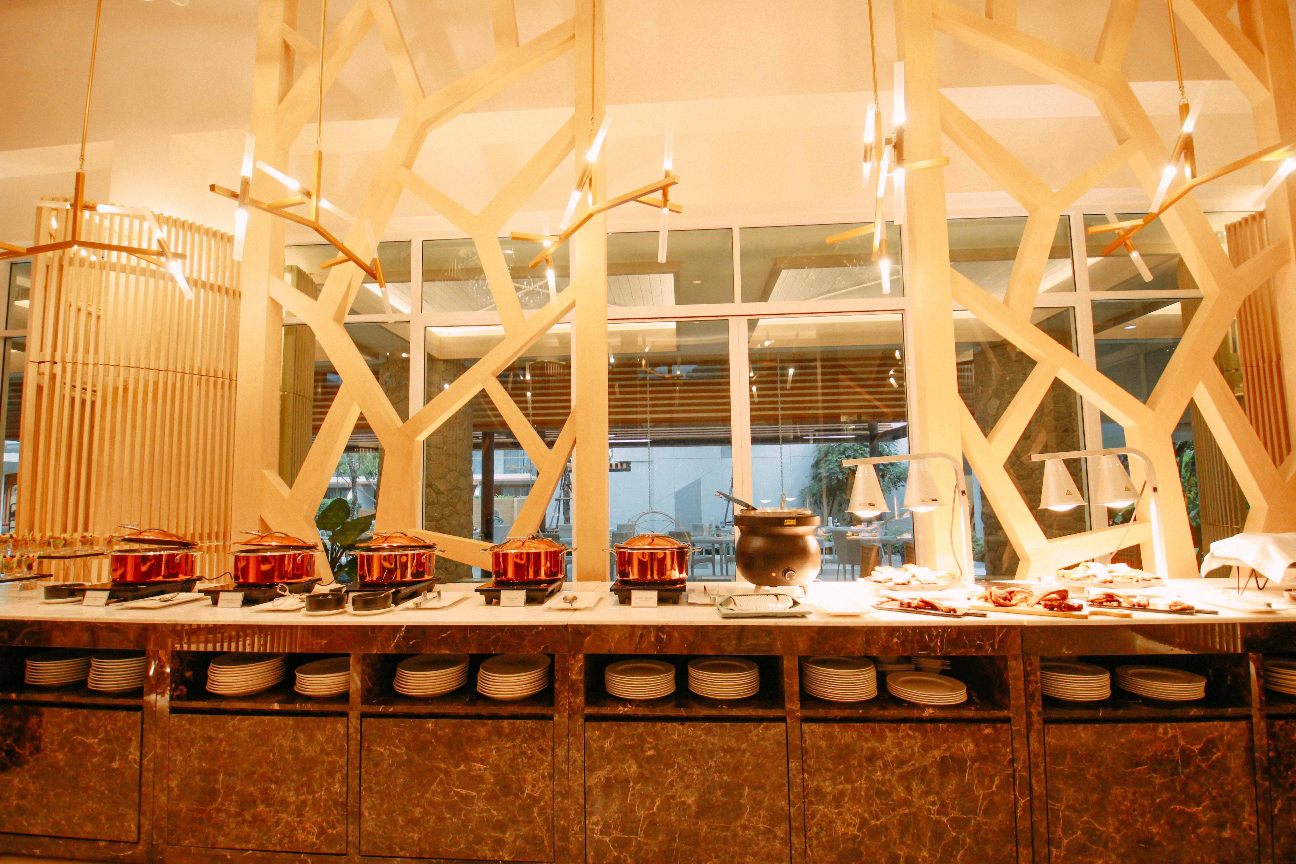 Andaman Embrace Patong, Phuket Hotel Exterior foto A buffet at a hotel