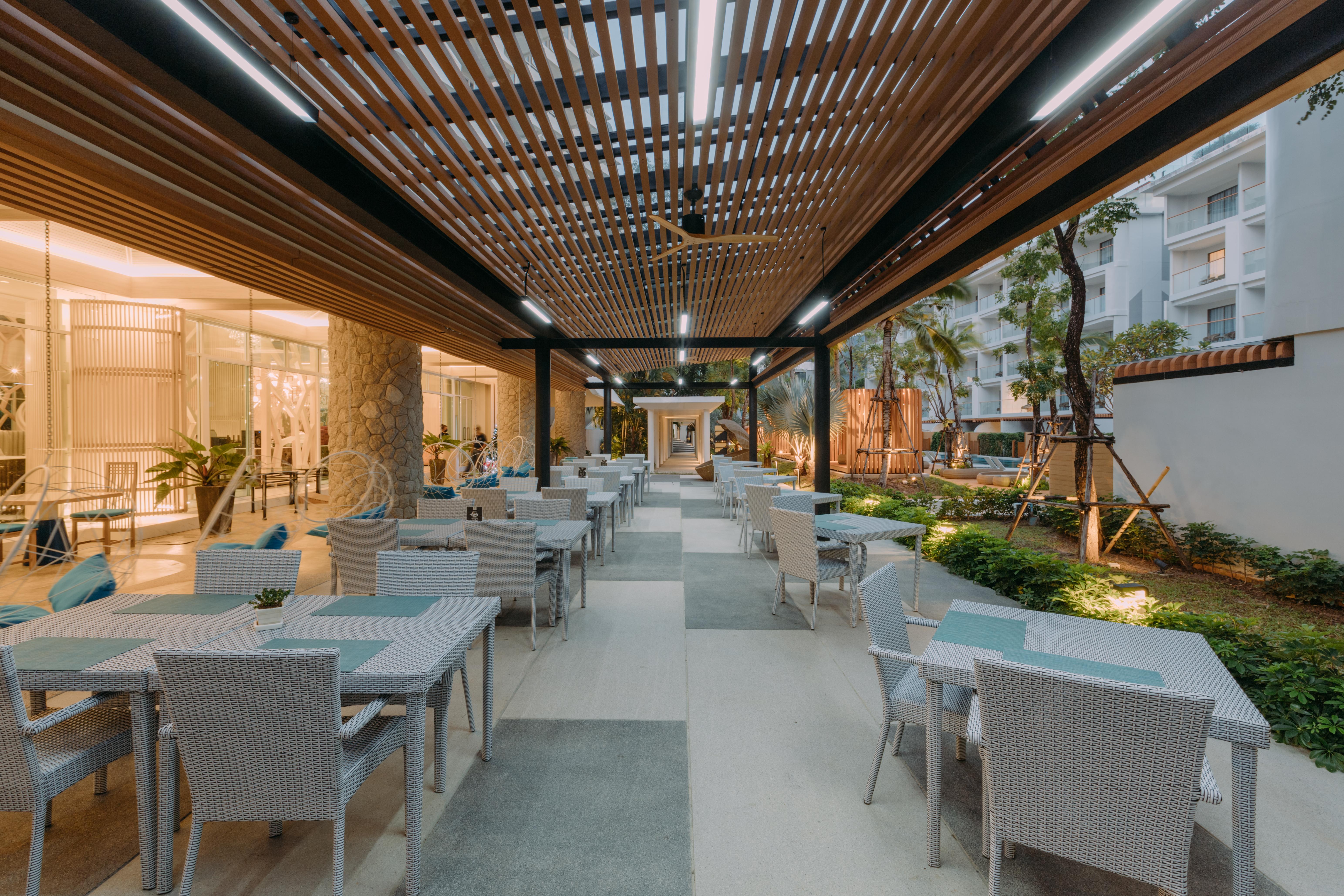 Andaman Embrace Patong, Phuket Hotel Exterior foto The restaurant at the hotel