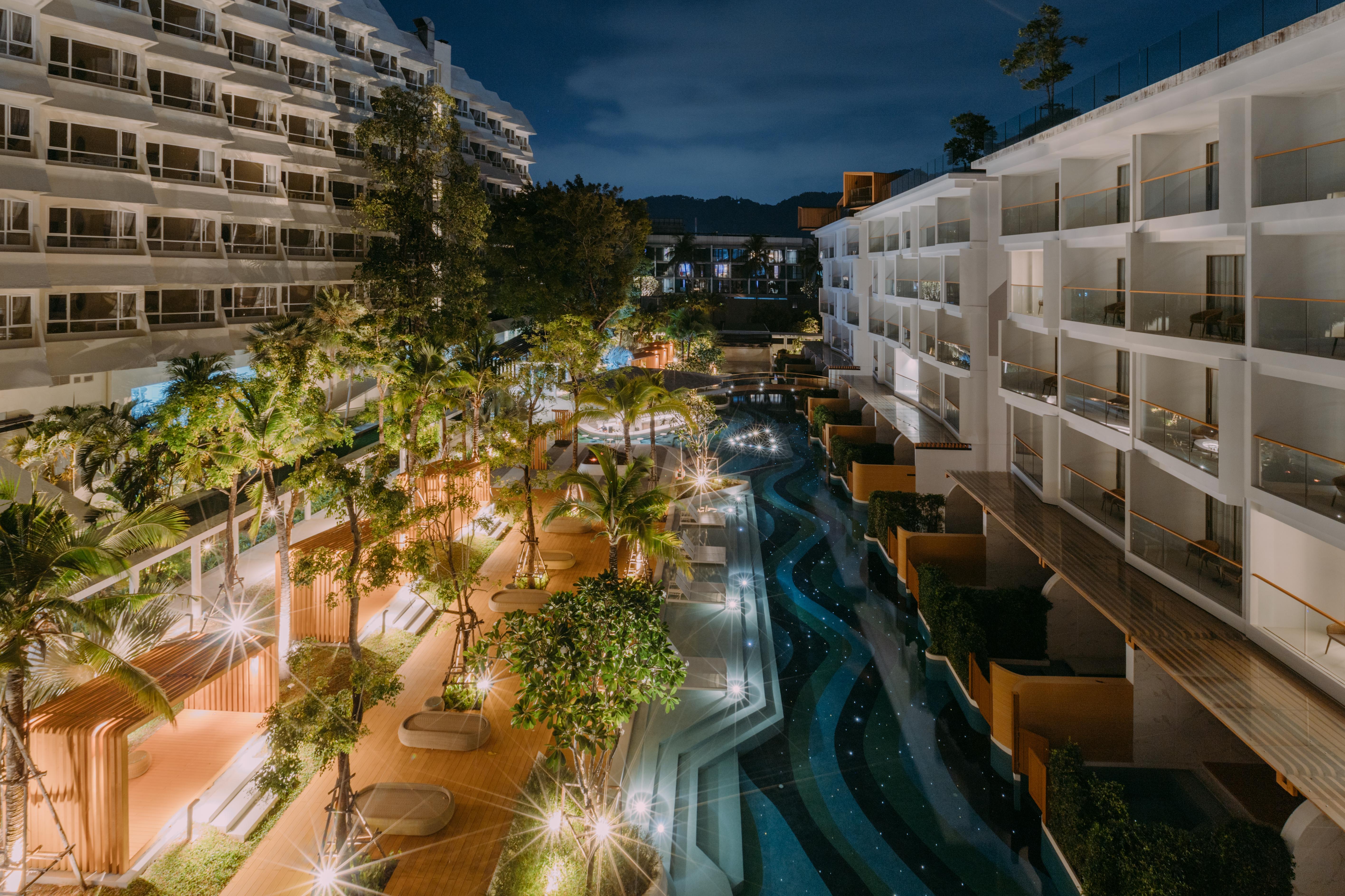 Andaman Embrace Patong, Phuket Hotel Exterior foto The resort at night