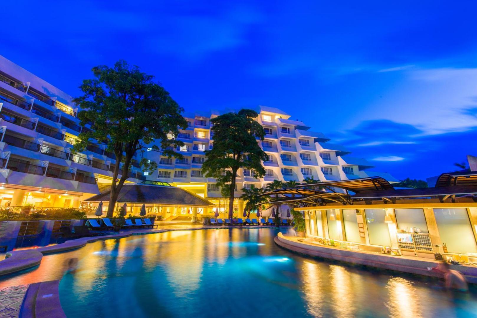 Andaman Embrace Patong, Phuket Hotel Exterior foto The Royal