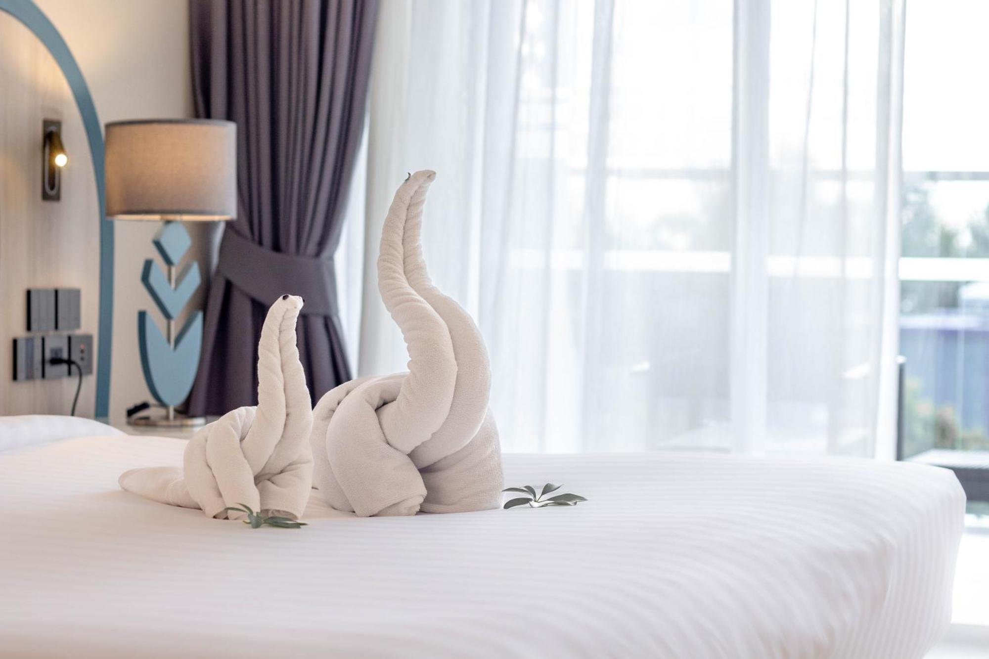 Andaman Embrace Patong, Phuket Hotel Exterior foto A turndown service