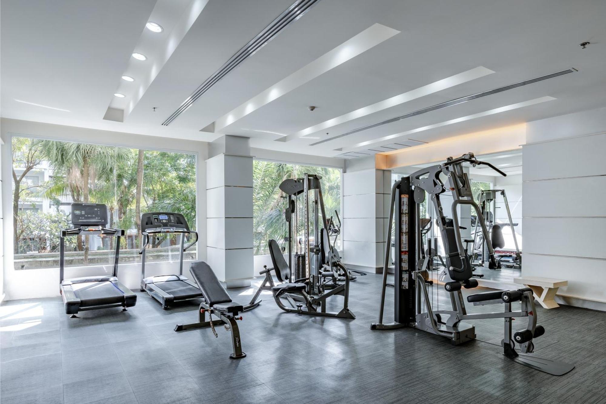Andaman Embrace Patong, Phuket Hotel Exterior foto A gym in a hotel