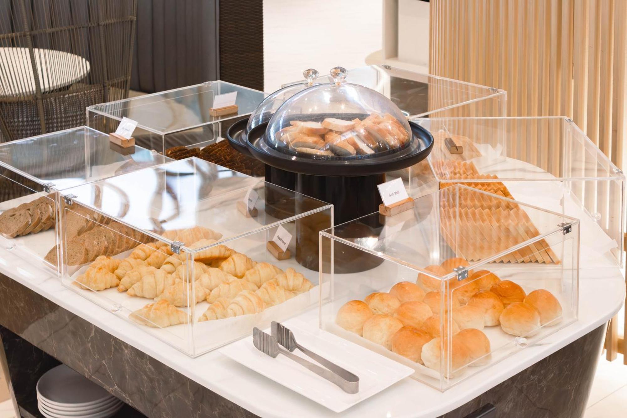 Andaman Embrace Patong, Phuket Hotel Exterior foto A bread station