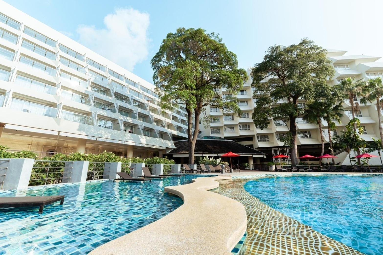 Andaman Embrace Patong, Phuket Hotel Exterior foto The swimming pool at the hotel