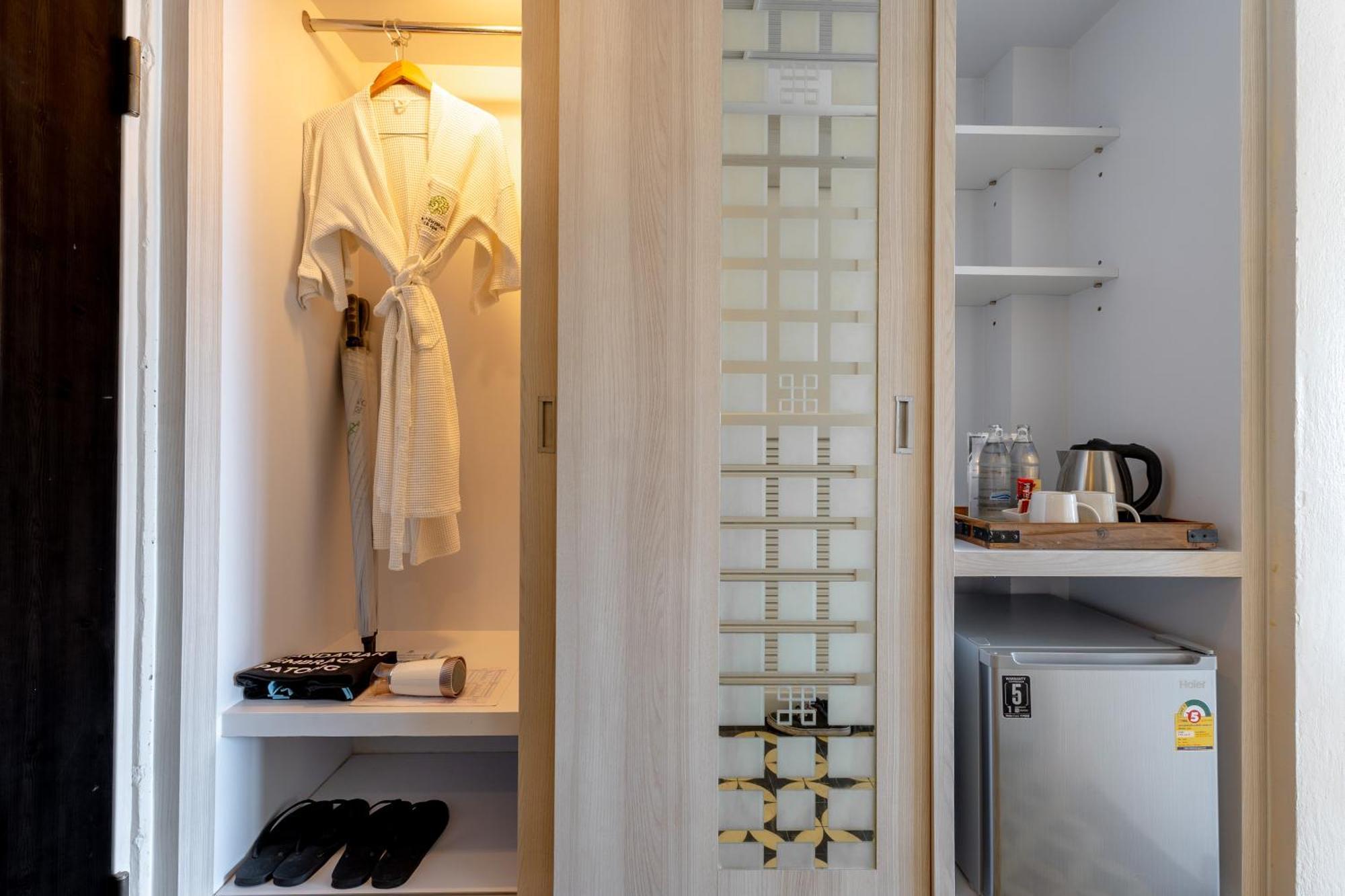 Andaman Embrace Patong, Phuket Hotel Exterior foto A hotel room with a mini-refrigerator
